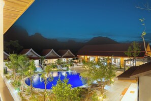 Mặt tiền nơi lưu trú - ban đêm