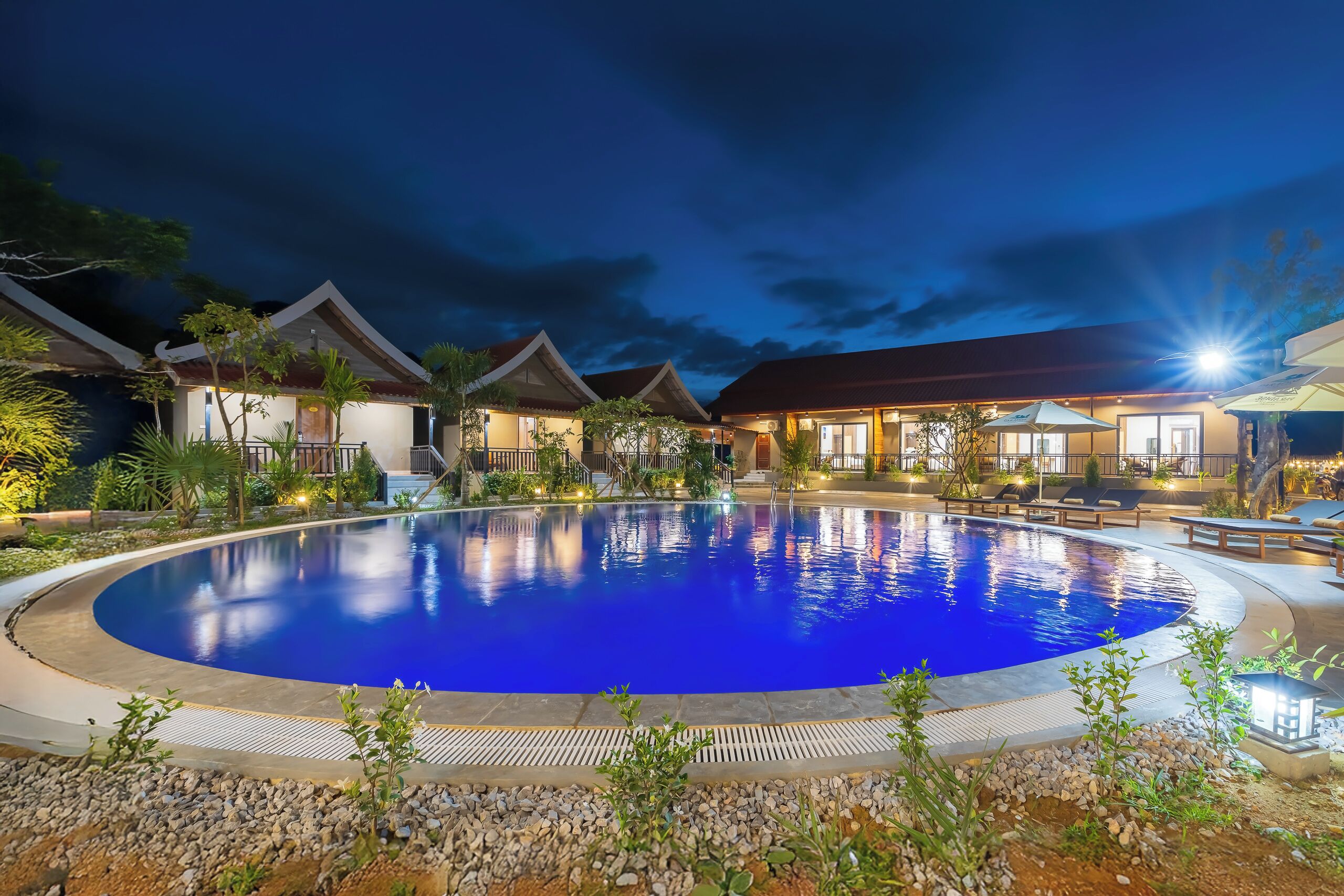 Fachada de la propiedad por la tarde o noche