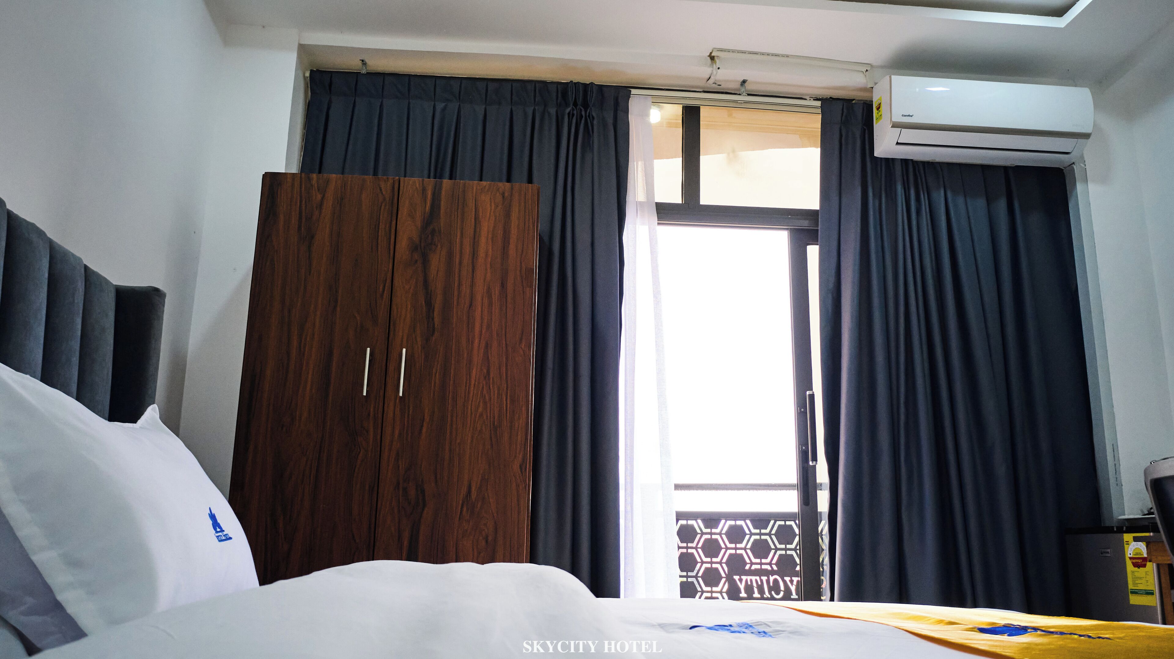 Bureau, espace de travail pour ordinateurs portables