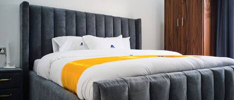 Schreibtisch, laptopgeeigneter Arbeitsplatz, kostenloses WLAN