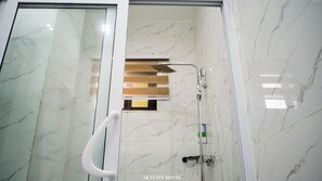 Free toiletries, towels, toilet paper - Skycity Hotel Gh (Amrahia)