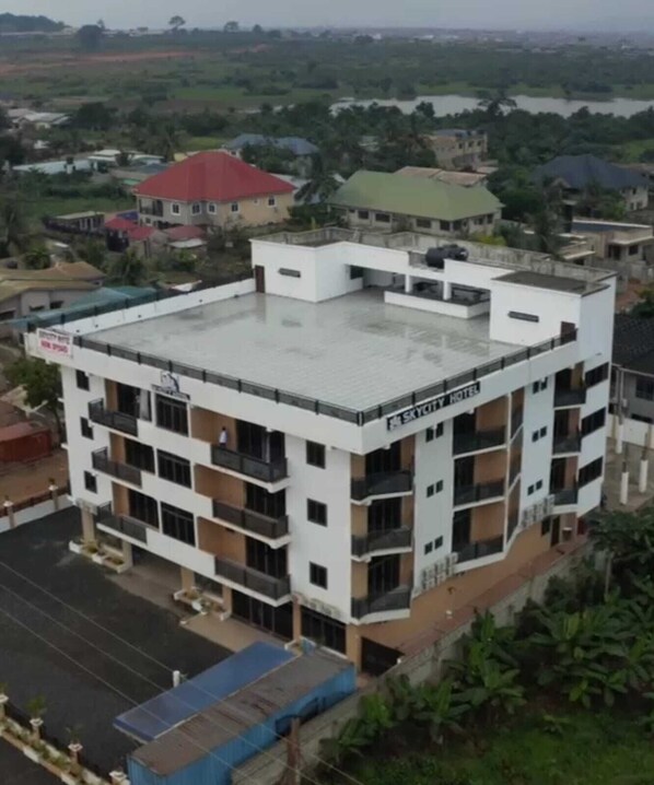 A multi-story hotel with a flat roof and balconies. - Skycity Hotel Gh (Amrahia)