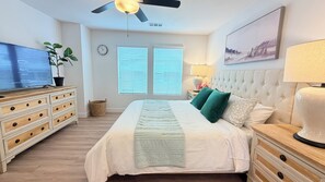 3 makuuhuonetta, tallelokero huoneessa, työpöytä, silitysrauta/-lauta