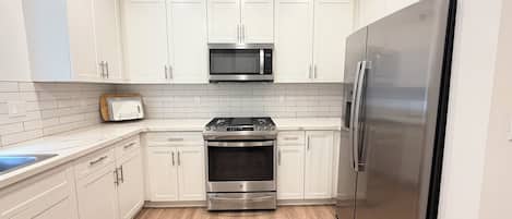 Refrigerador, microondas, horno y parrilla de estufa