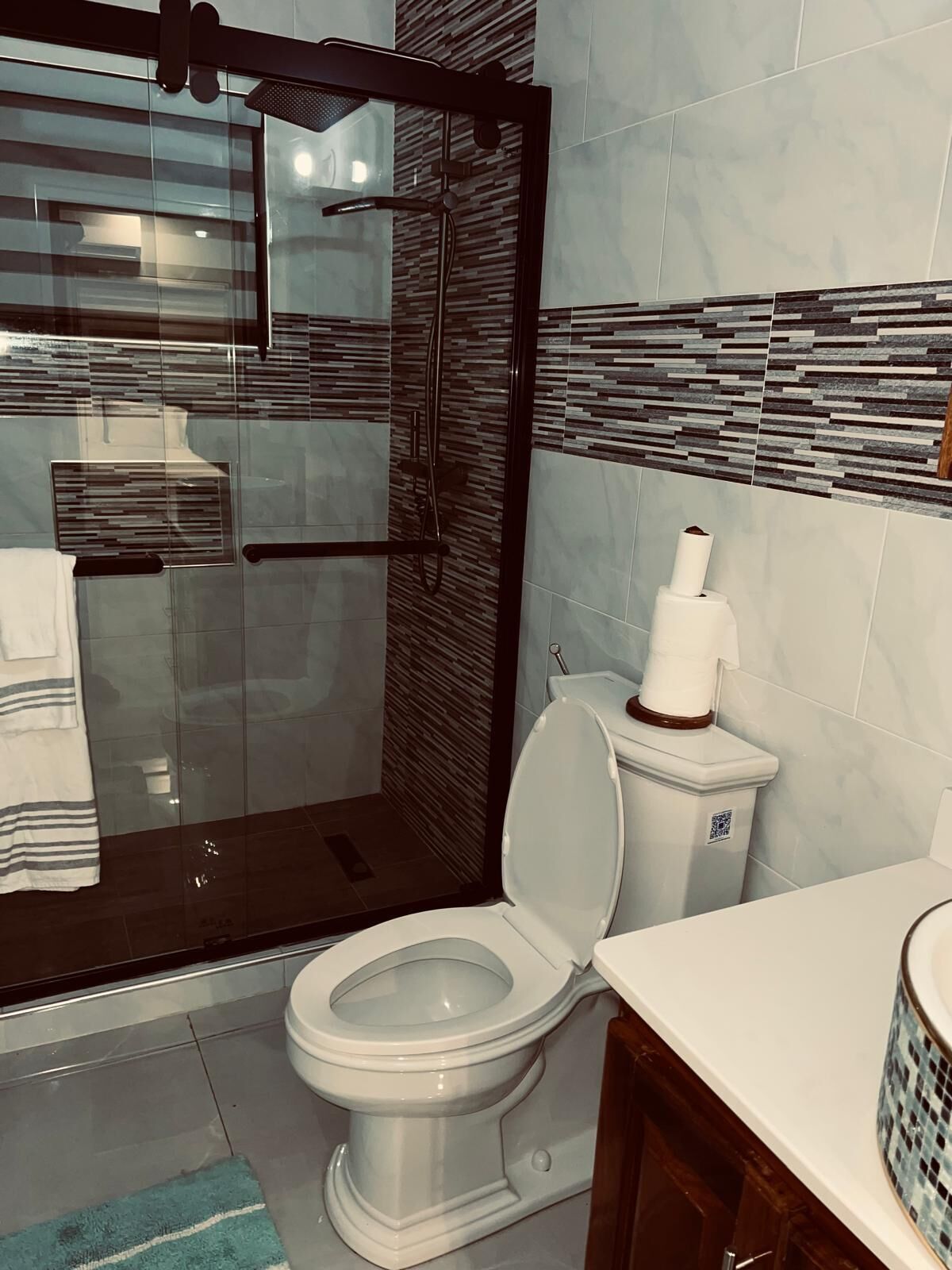 Apartament familiar, no fumadors, aire condicionat | Bany | Dutxa, articles de tocador gratuïts, sabó i paper higiènic 