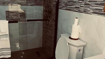 Apartament familiar, no fumadors, aire condicionat | Bany | Dutxa, articles de tocador gratuïts, sabó i paper higiènic