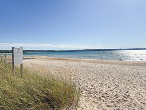 بالقرب من الشاطئ