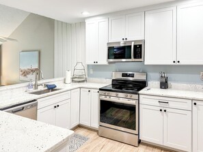 ثلاجة، ميكروويف، فرن، موقد طهي مسطح