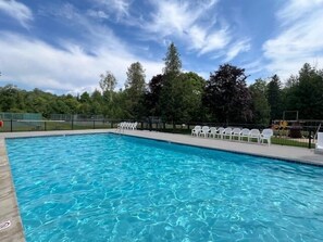 من حمّامات السباحة المغطاة، حمّام سباحة مُدفَّأ