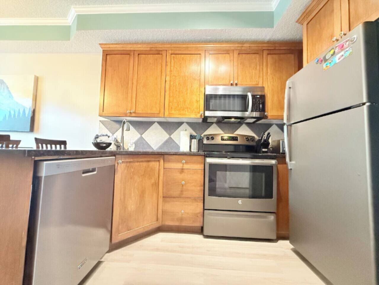 Jääkaappi, mikroaaltouuni, uuni, liesi