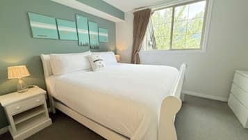 Una scrivania, ferro/asse da stiro, culla da viaggio, Wi-Fi