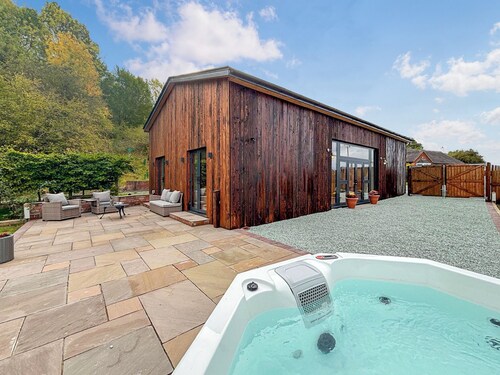 4 bedroom accommodation in Shrewsbury