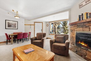 Televisión y chimenea 