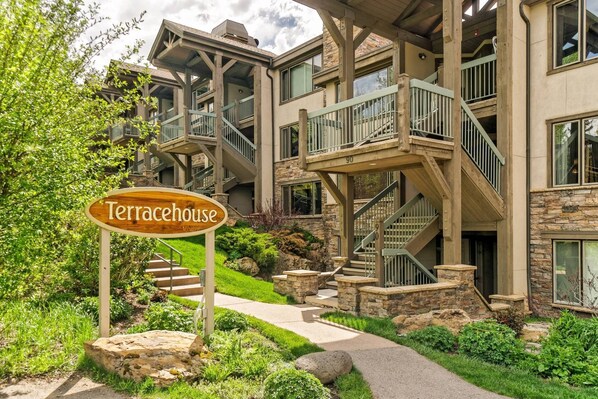 Un immeuble à plusieurs étages, doté d’une façade en pierre, de nombreux balcons et d’une enseigne indiquant « Terracehouse ».