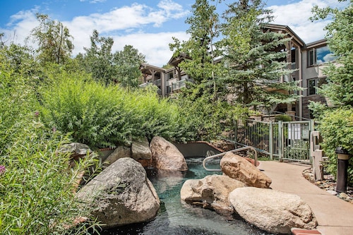 Snowmass Slope-Side Comfort & Village Convenience. Walk To The Lifts, Dining & Shops. Pool, HT, W/D