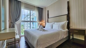 Condo, sacada, vista para a piscina | Cofres nos quartos, espaço de trabalho para notebook, cortinas blackout