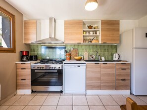 Chalet | Cocina privada | Refrigerador, microondas, horno y lavavajillas 