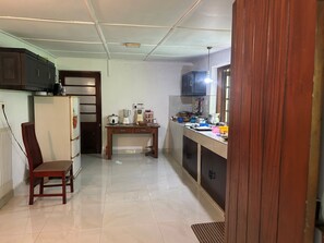 標準公寓, 空調, 花園景 | 私人廚房 | 雪櫃、爐具、廚房用具/餐具/器皿