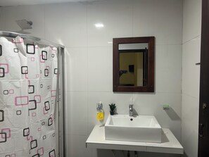 Standard Apartment, Air conditioning, Garden View | Bathroom | Shower, free toiletries, hair dryer, towels - Thomasz Lodge (Kandy)