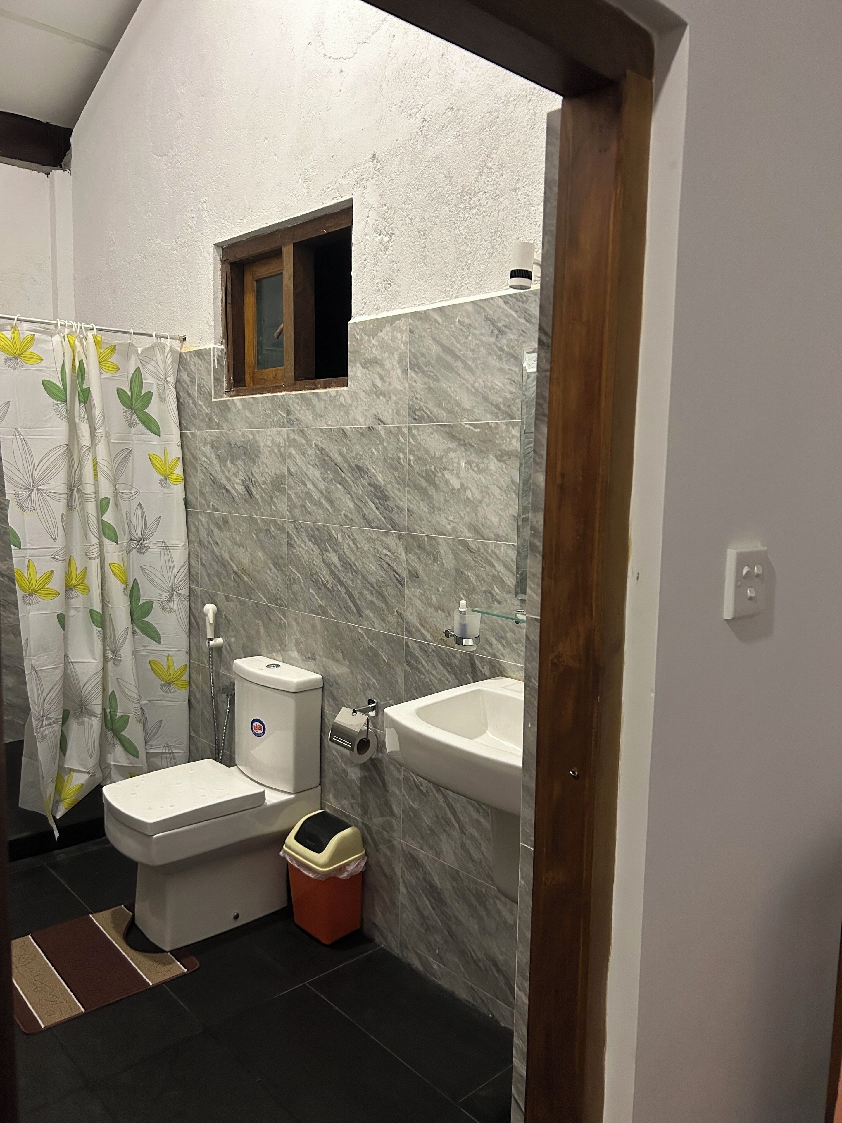 Lägenhet Standard - luftkonditionering - utsikt mot trädgården | Badrum | Dusch, gratis toalettartiklar, hårtork och handdukar