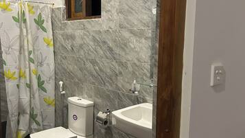 Lägenhet Standard - luftkonditionering - utsikt mot trädgården | Badrum | Dusch, gratis toalettartiklar, hårtork och handdukar