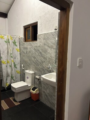 Standard Apartment, Air conditioning, Garden View | Bathroom - Thomasz Lodge (Kandy)