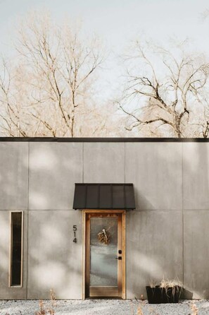 المنشأة من الخارج