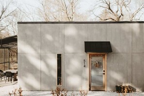 Property grounds - Ozark Adobe • Stylish Downtown Bentonville Stay (Bentonville)