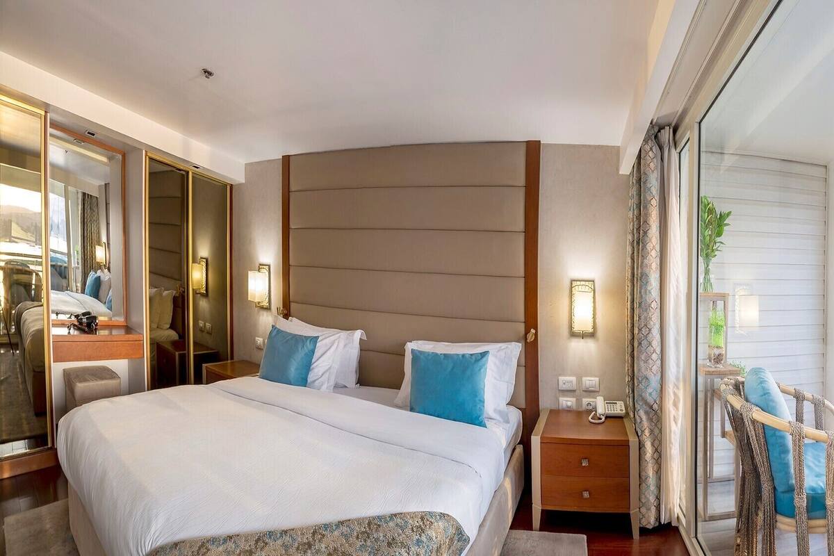 Caja de seguridad en la habitación y escritorio