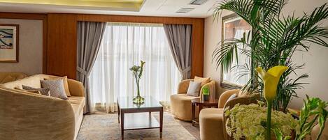 Värdeförvaringsskåp på rummet, skrivbord och arbetsyta för laptop