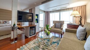 Zimmersafe, Schreibtisch, laptopgeeigneter Arbeitsplatz