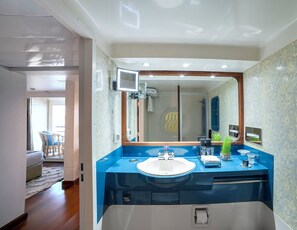 Baignoire et douche séparées, articles de toilette (gratuits)