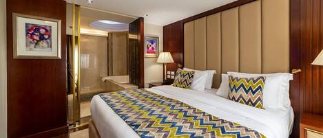 خزنة داخل الغرفة ومكتب ومساحة عمل للكمبيوتر المحمول