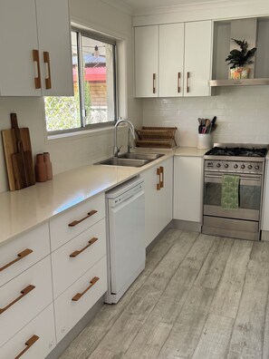 Kylskåp, mikrovågsugn, ugn och spishäll