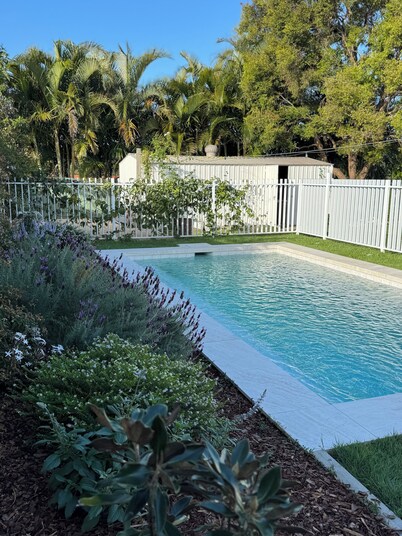 Countryside Cottage - Family Friendly Poolside Oasis 5 mins from town!