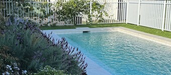 Countryside Cottage - Family Friendly Poolside Oasis 5 mins from town!