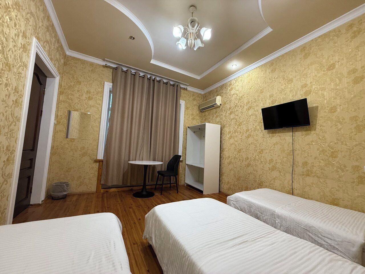 Triple Room | Laptop workspace, blackout drapes, iron/ironing board, free WiFi