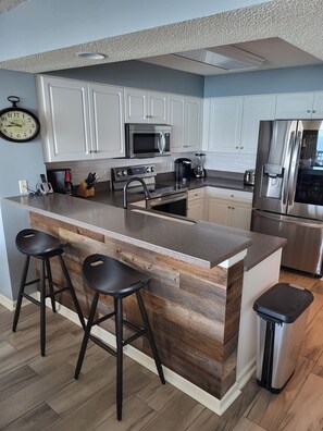 Kjøleskap, mikrobølgeovn, ovn og kokeplater