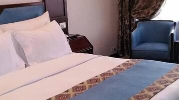 Caja de seguridad en la habitación y escritorio