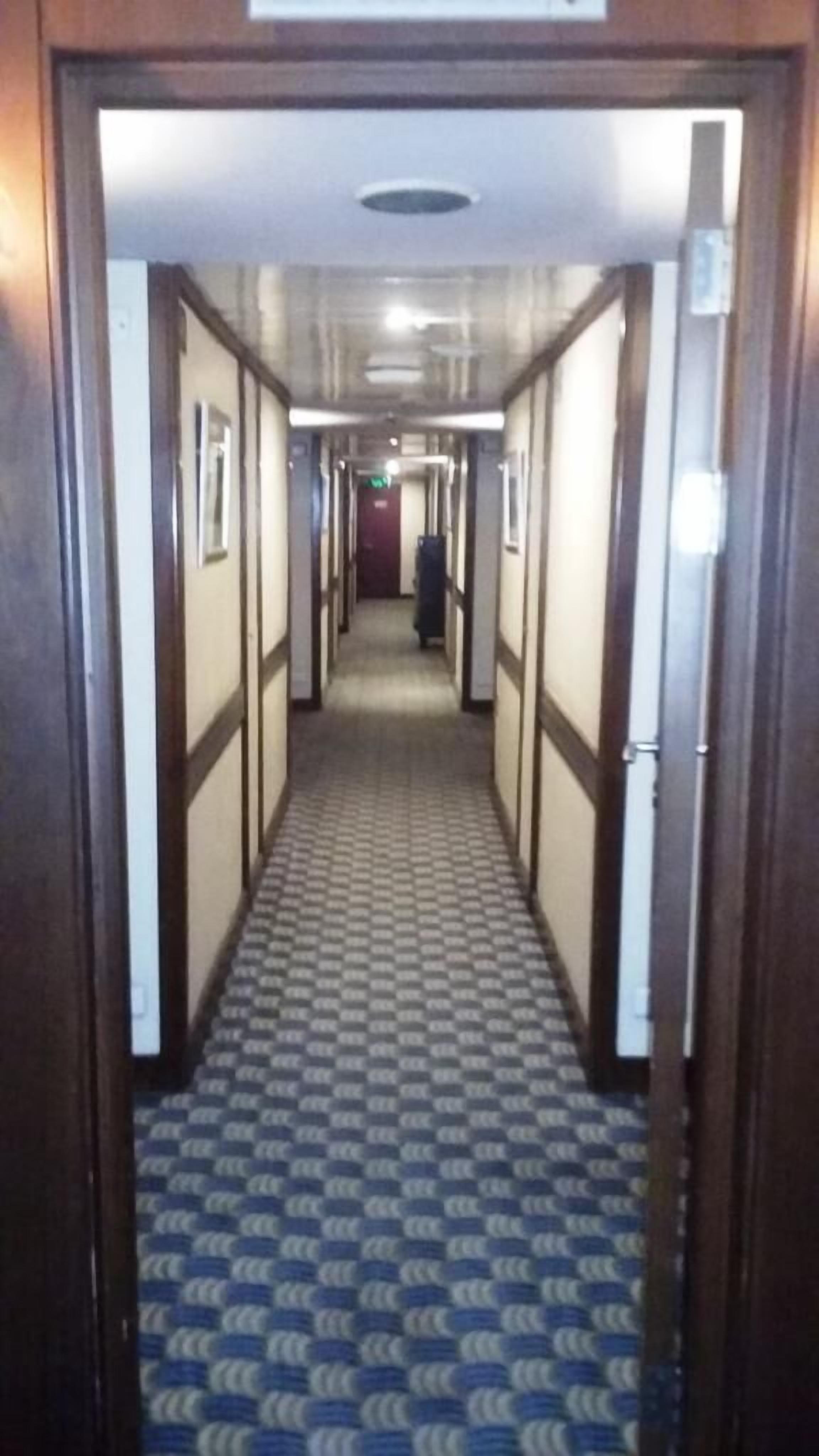 Safe på rommet, skrivebord og skrivebord for bærbar PC