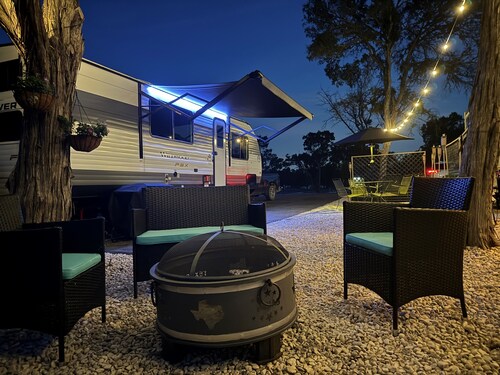 Moonlite Wolf RV: King, Bunks, Fire Pit & Outdoor!