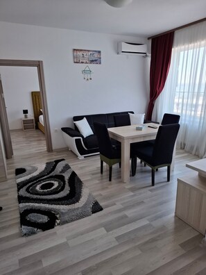 Apartment, 1 Bedroom, Accessible, Smoking | Living room