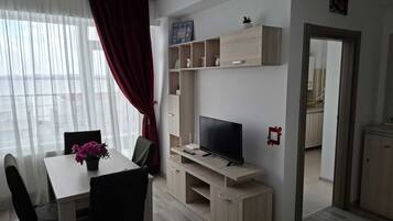 Apartment, 1 Bedroom, Accessible, Smoking | Living room