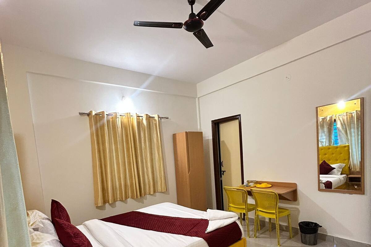 Habitación doble Deluxe, vista a la ciudad | Caja de seguridad en la habitación y escritorio