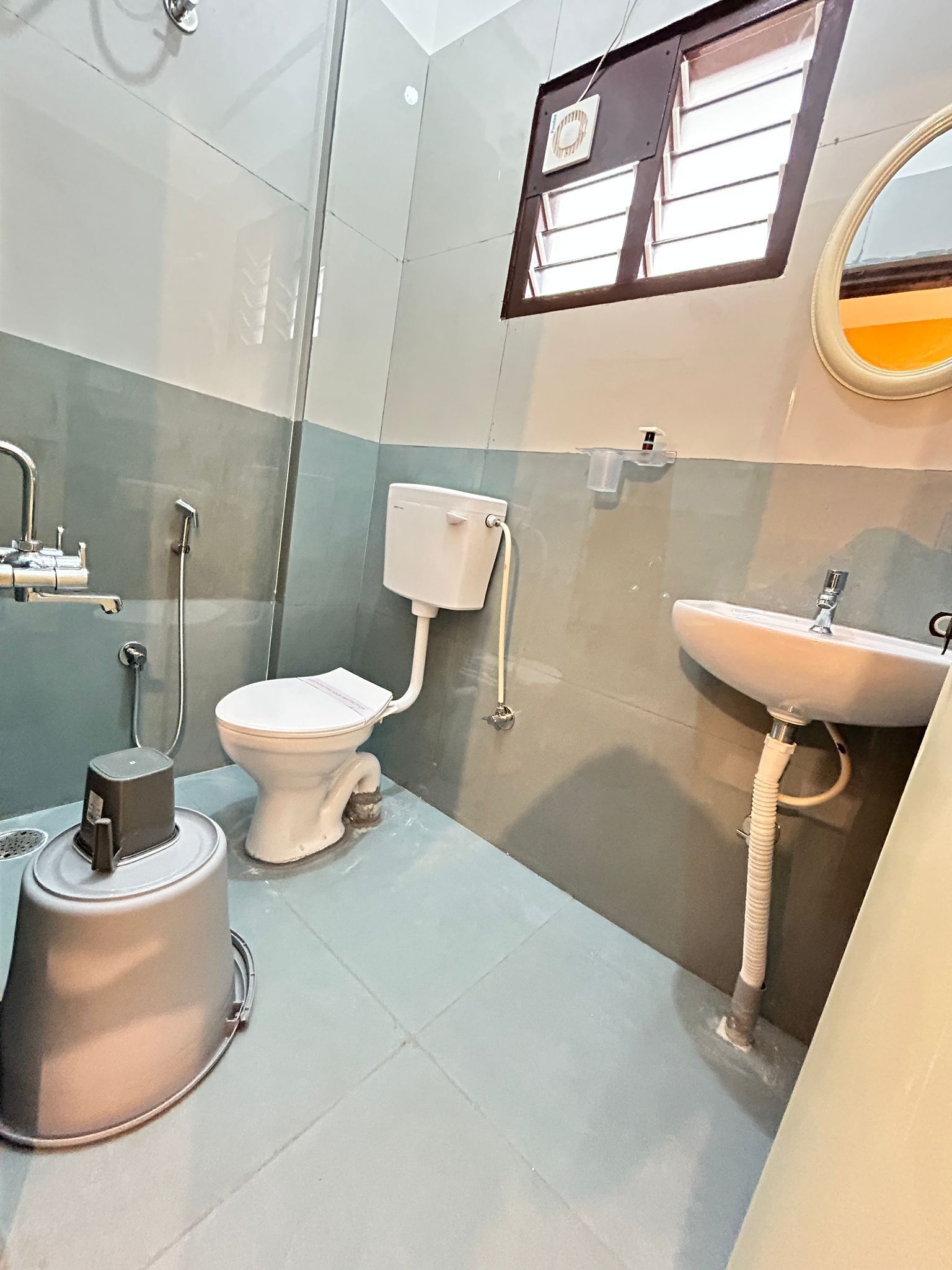 Ein kleines Badezimmer mit Toilette, Waschbecken und Dusche.