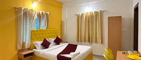 Deluxe tweepersoonskamer, uitzicht op de stad | Een kluis op de kamer, een bureau, een laptopwerkplek