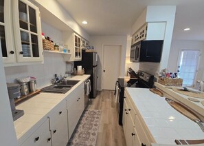 Kjøleskap, mikrobølgeovn, ovn og oppvaskmaskin