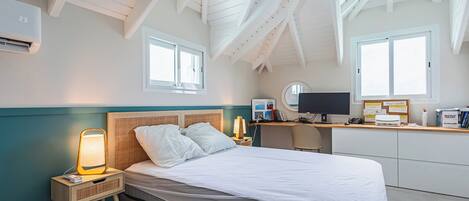 4 bedrooms, iron/ironing board, WiFi, bed sheets