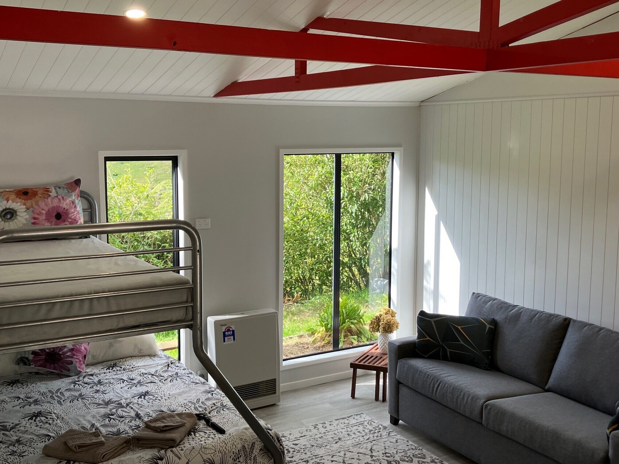 1 slaapkamer, een strijkplank/strijkijzer, gratis wifi, beddengoed