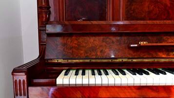 Un piano à queue doté d’une finition en bois brillante et d’un clavier noir et blanc.